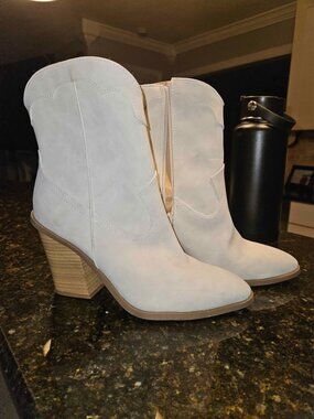 Cute cowboy boots size 7.5